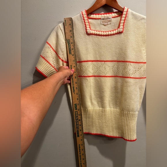 Elegant Cream and Red Women's Sweater 70’s vintage unique cute feminine - Picture 3 of 8